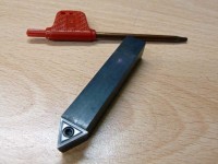 Sústružnícky nôž 10x10mm čelné s výmennou doštičkou a kľúčom