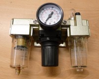 Regulátor tlaku vzduchu 1/4 "G s odkaľovačom - odlučovačom a primazávačom ZC2000-02